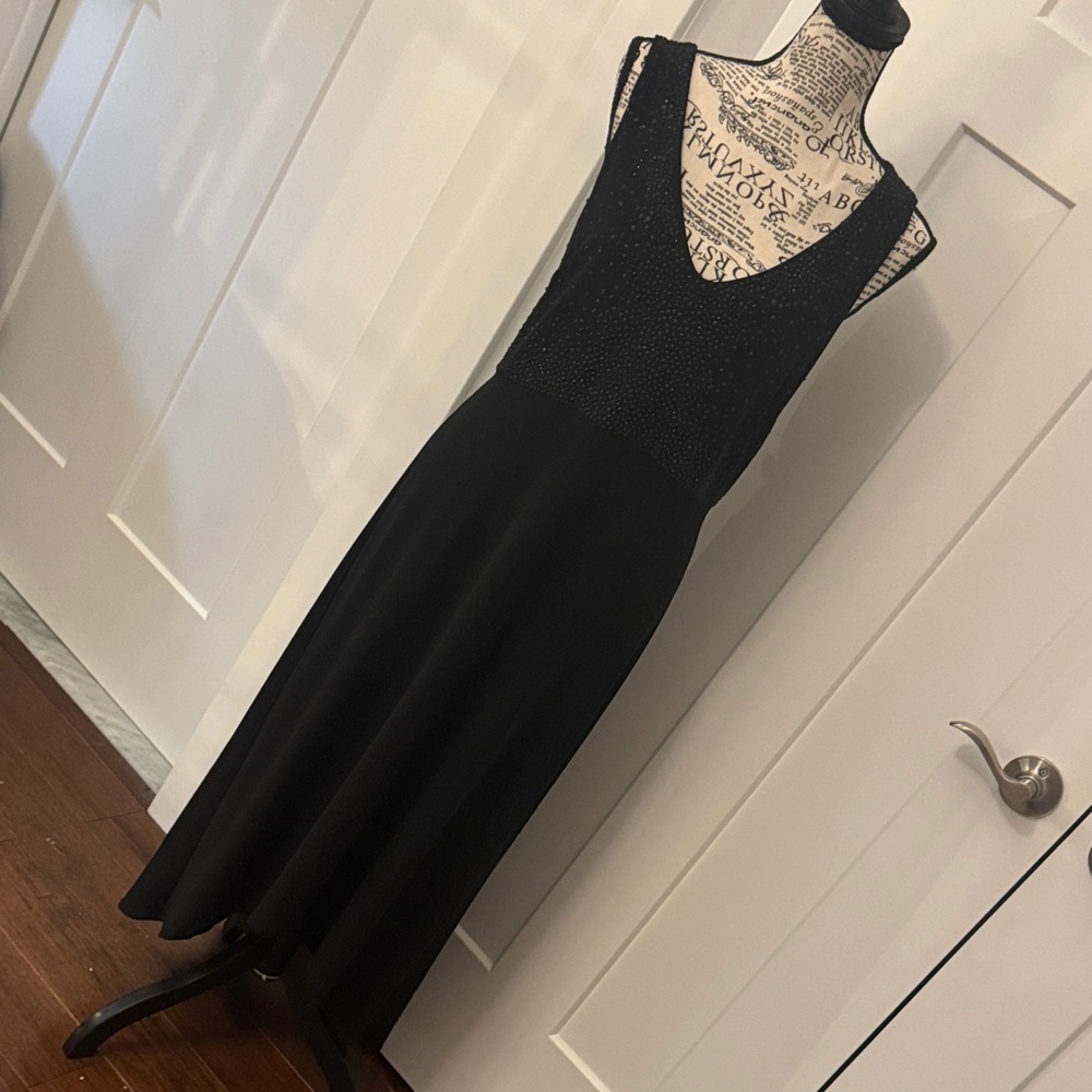 Black V-Neck Sleeveless Maxi Dress with Subtle Sparkle
